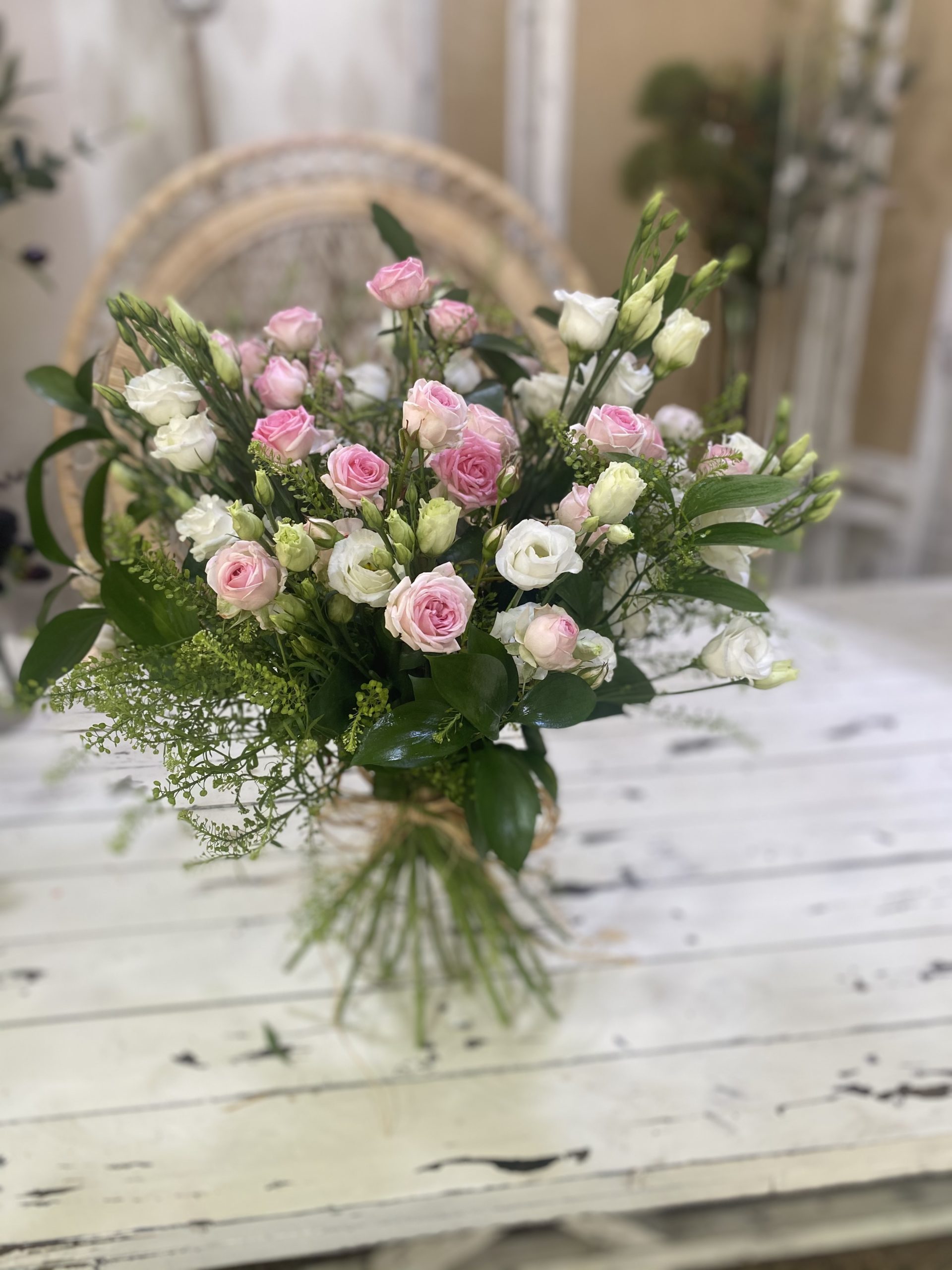 Ramo lysianthus y rosas de pitimini - Imagen 2