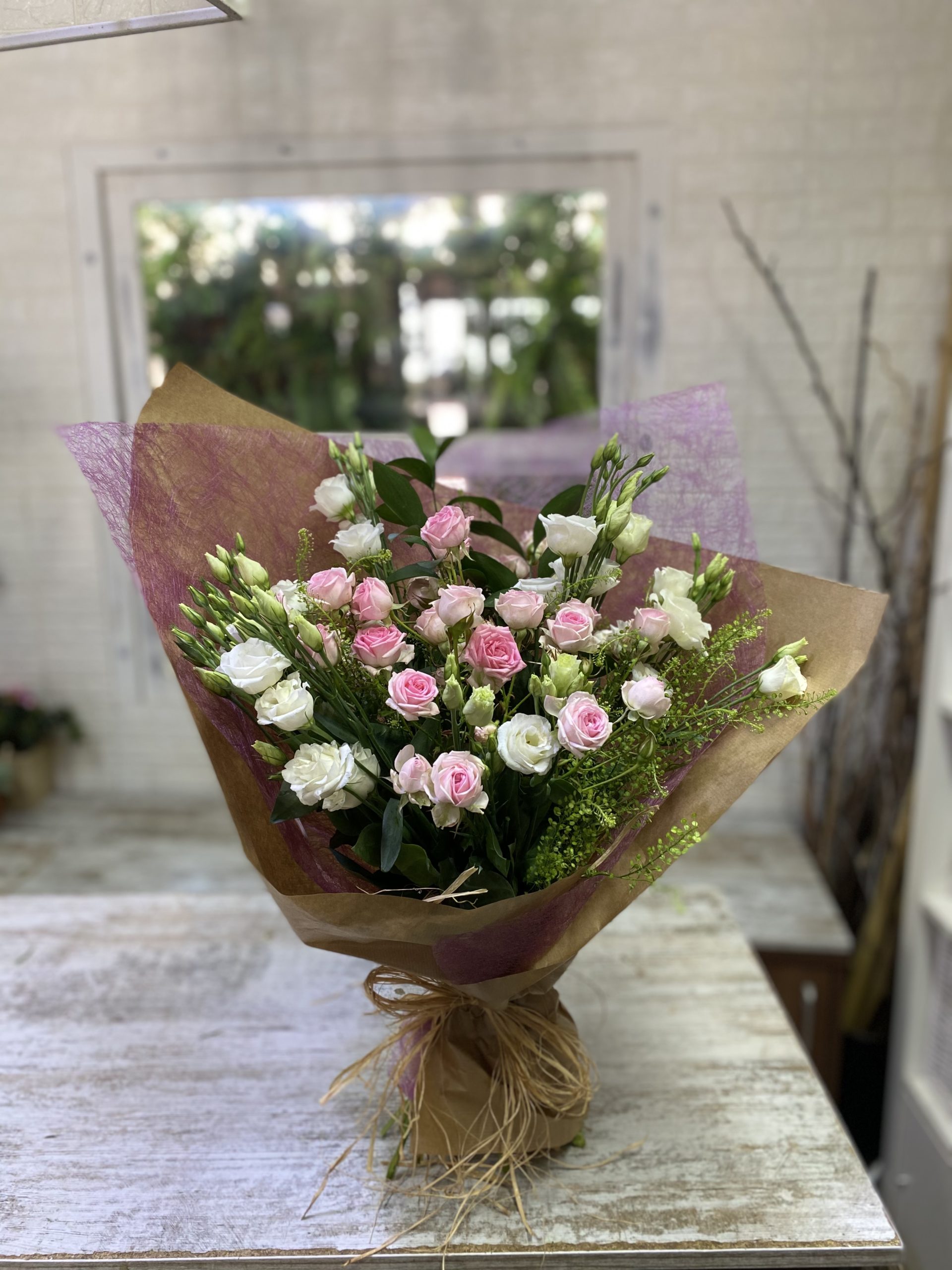 Ramo lysianthus y rosas de pitimini - Imagen 3