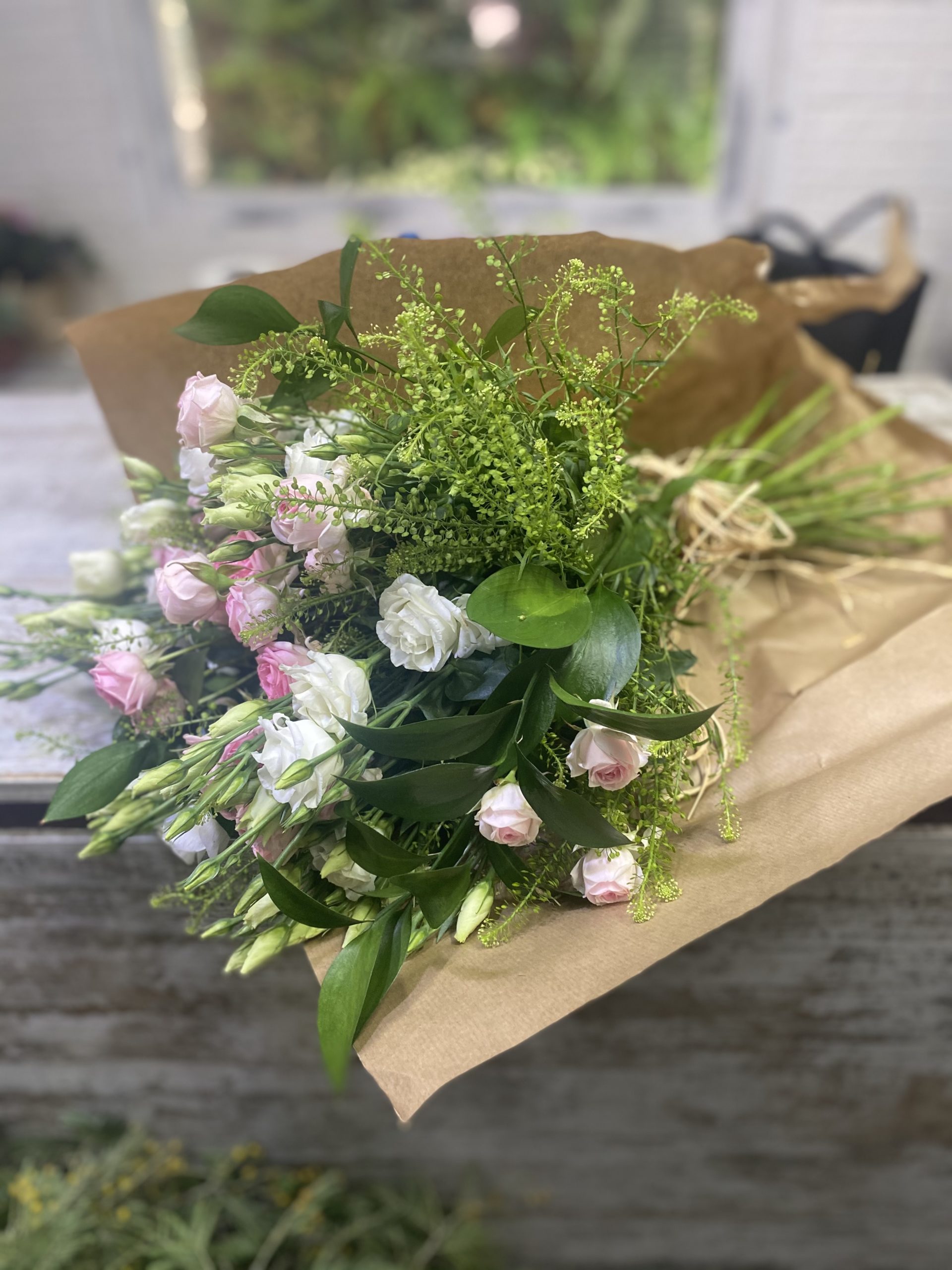 Ramo lysianthus y rosas de pitimini - Imagen 4