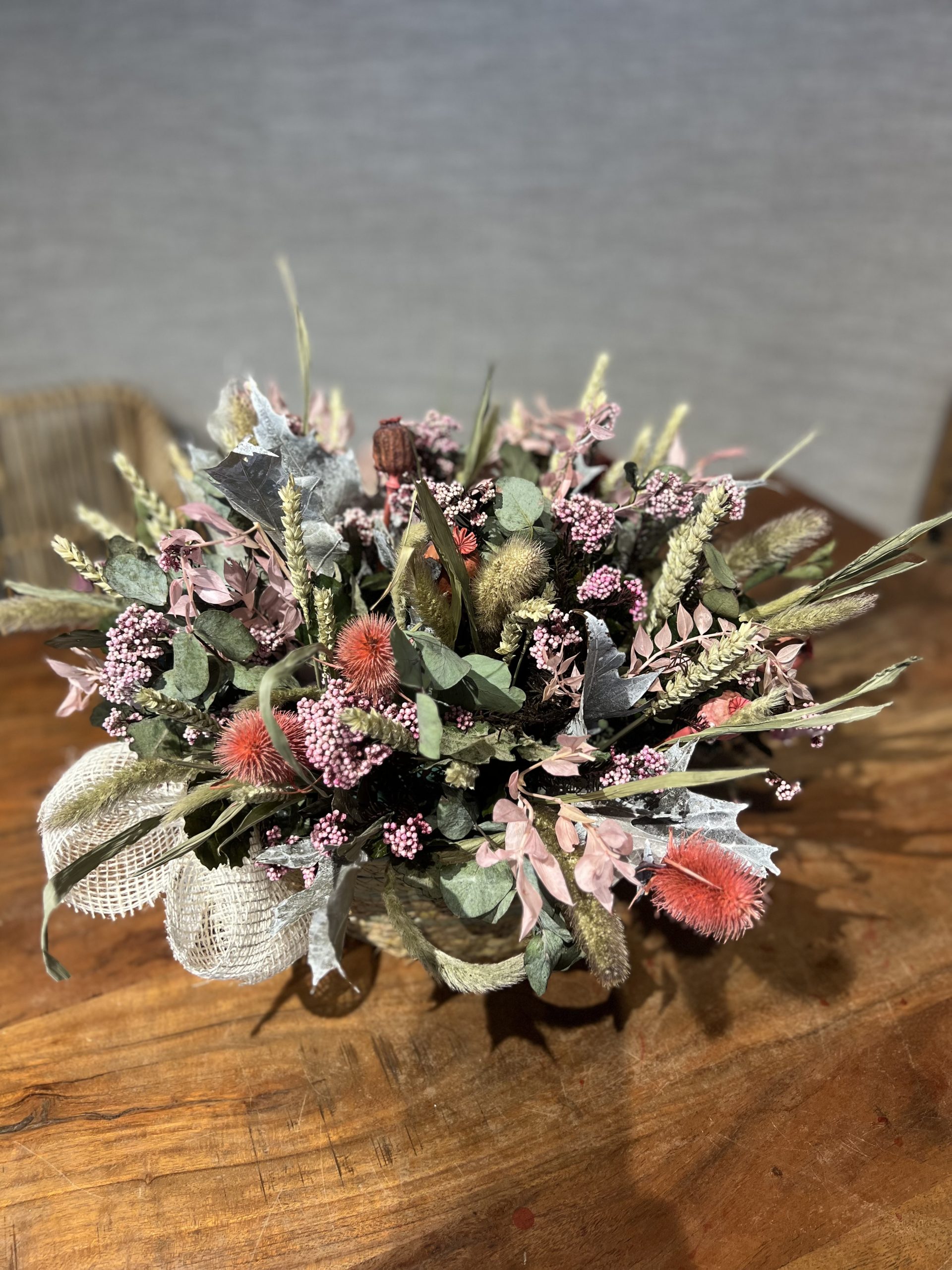 Cesta de flor seca tonos rosados - Imagen 4