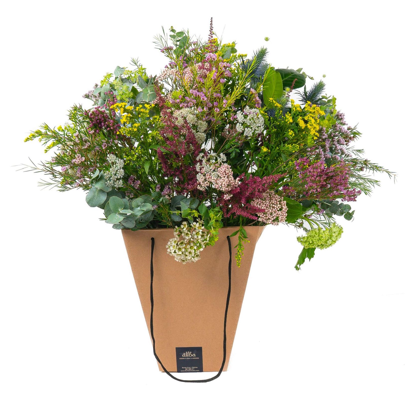 Bolsa kraft con verdes variados y flor de temporada