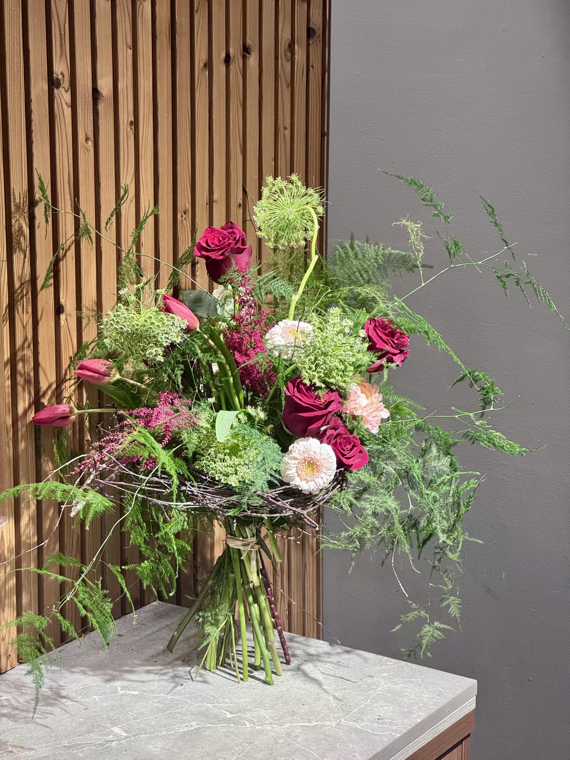Ramo de rosas con estructura - Imagen 3