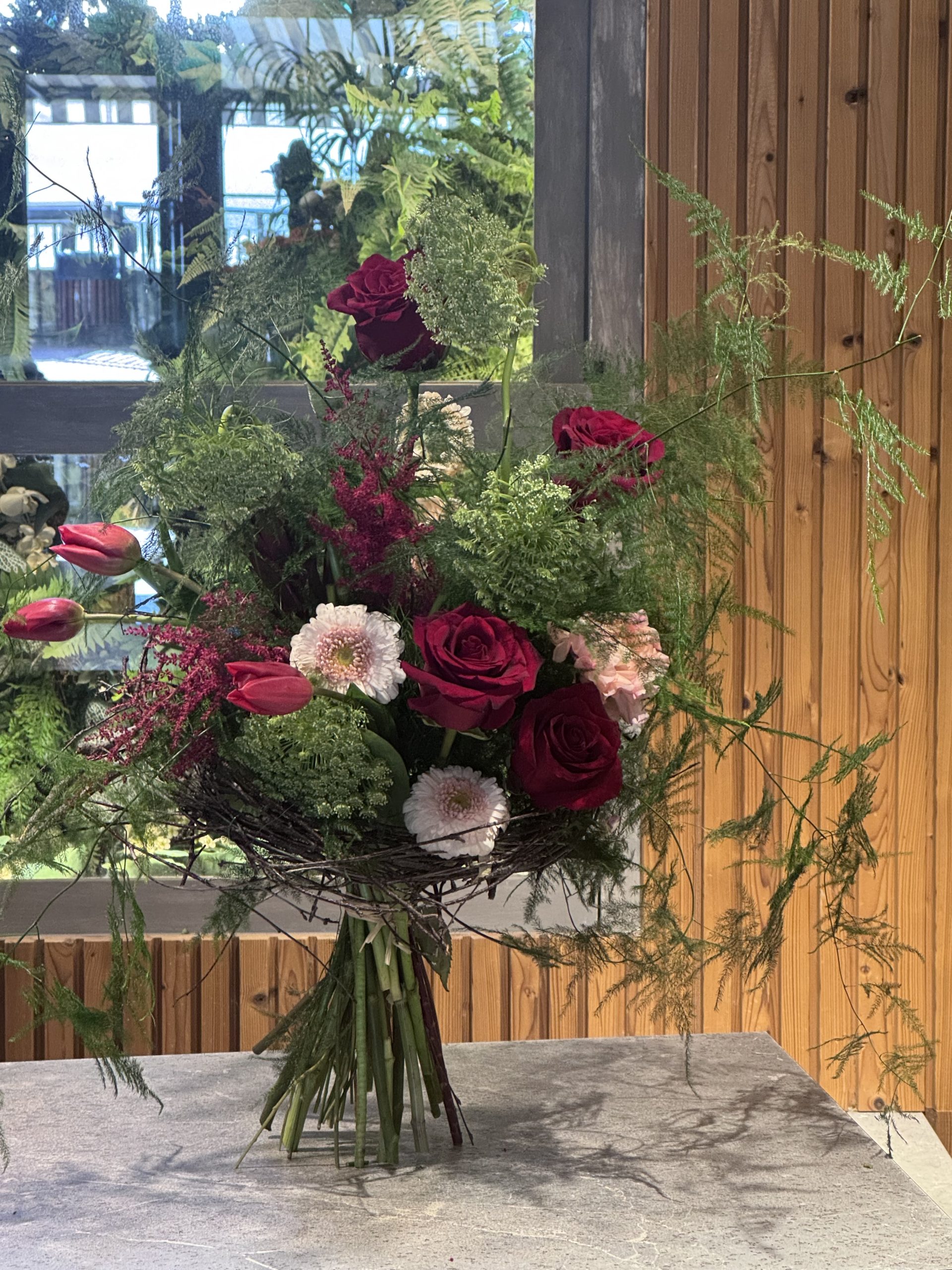 Ramo de rosas con estructura - Imagen 2